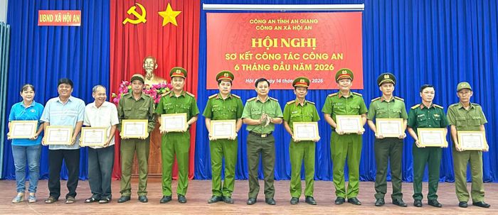 Trao giấy khen các tập thể, cá nhân có nhiều đóng góp trong xây dựng xã không ma túy.