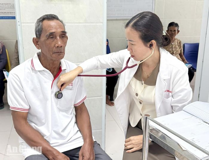 Khám bệnh miễn phí cho người cao tuổi là đồng bào dân tộc Khmer.