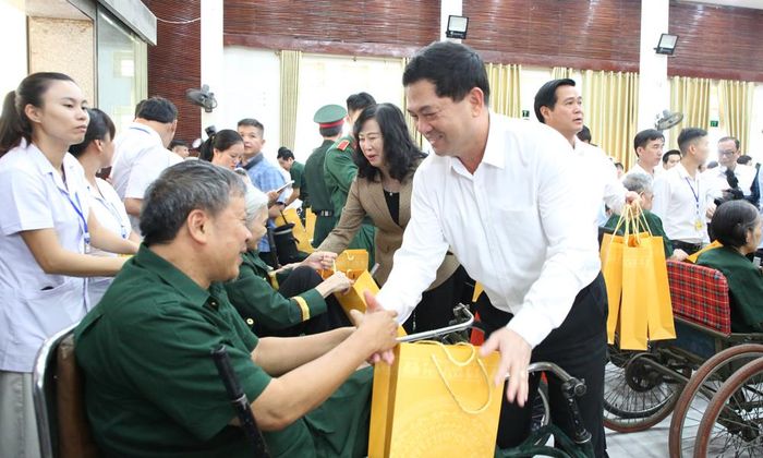  Đồng chí Bí thư Tỉnh ủy Nguyễn Hồng Thái tặng quà cho các thương binh. 
