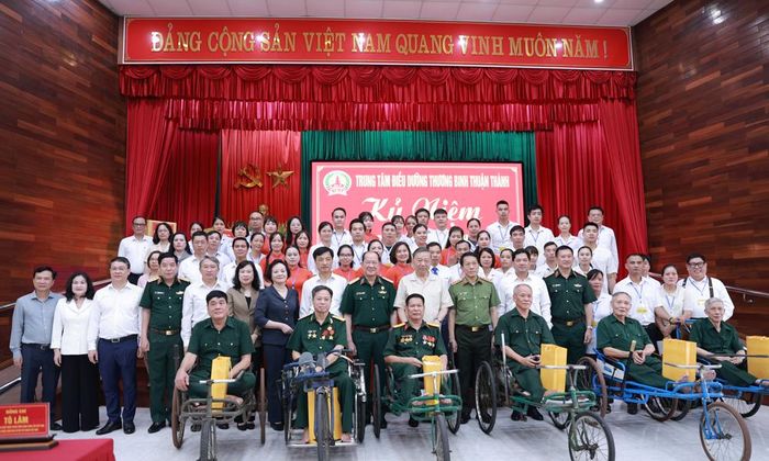  Tổng Bí thư, Chủ tịch nước Tô Lâm cùng các đại biểu chụp ảnh lưu niệm với cán bộ, nhân viên Trung tâm và các thương binh, bệnh binh. 
