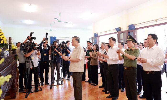  Đồng chí Tô Lâm và các đại biểu dâng hương tại Nhà tưởng niệm người có công của Trung tâm. 