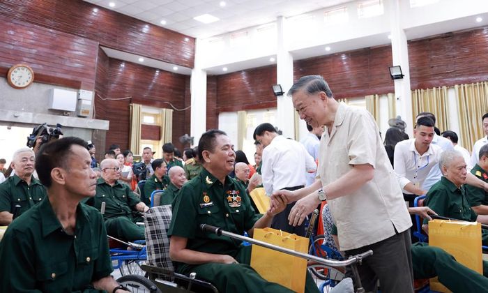  Đồng chí Tô Lâm gặp gỡ, tặng quà các thương binh tại Trung tâm. 