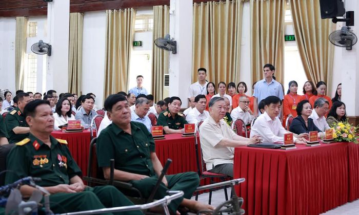  Các đại biểu tại buổi gặp mặt, thăm, tặng quà. 