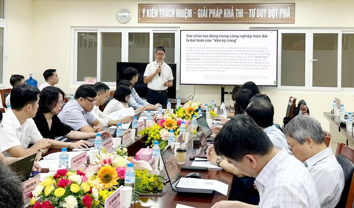  Phó Giáo sư, Tiến sĩ Nguyễn Tiến Đông, Hiệu trưởng Trường Cao đẳng Lý Thái Tổ (phường Từ Sơn) tham luận tại hội thảo. 