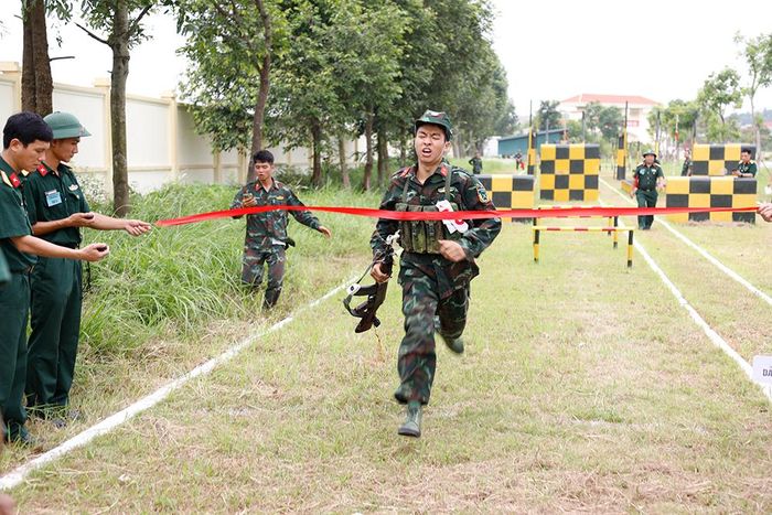 Vận động viên thi đấu nội dung vượt vật cản huấn luyện thể lực.