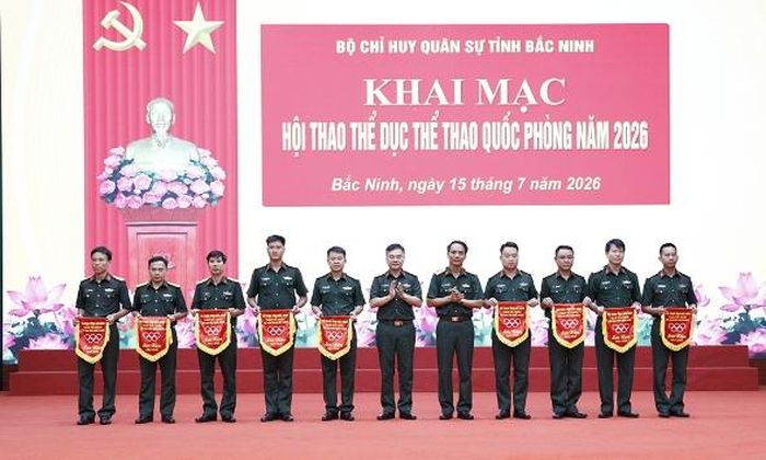 Các đồng chí lãnh đạo Bộ Chỉ huy Quân sự tỉnh trao Cờ lưu niệm cho các đơn vị tham gia hội thao.