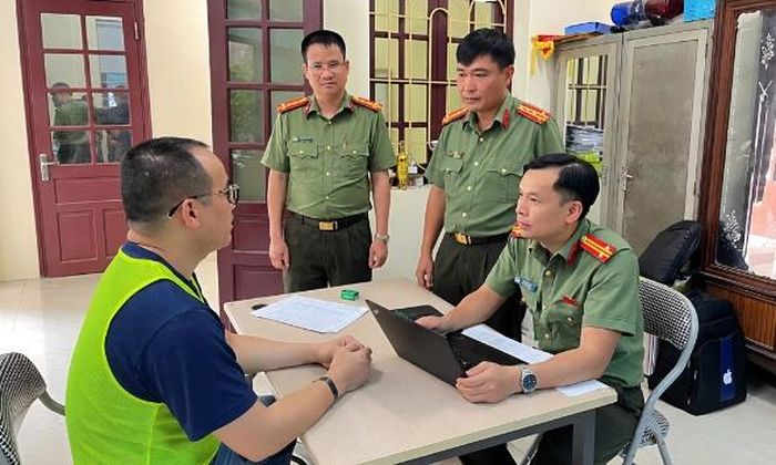 Lãnh đạo Công an tỉnh trực tiếp thẩm vấn đối tượng cầm đầu đường dây tại Việt Nam - Đinh Đức Phụng (biệt danh Simon) tại cơ quan điều tra.