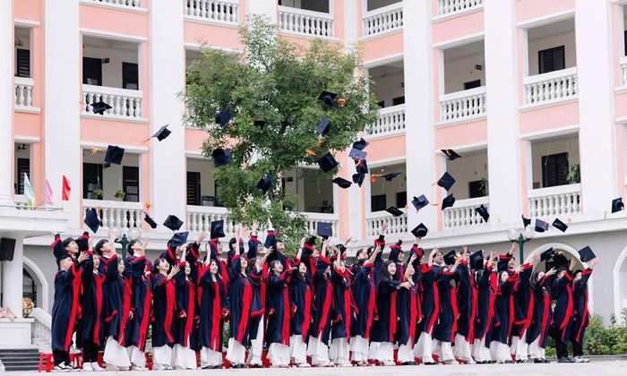 Học sinh Trường Tiểu học và Trung học cơ sở Hoàng Hoa Thám (phường Võ Cường) chụp ảnh kỷ yếu trong lễ tốt nghiệp năm học 2025 - 2026.