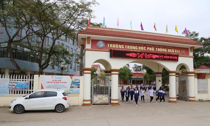 Do số học sinh tiếp tục tăng nhanh những năm học tới, tỉnh chủ trương không sáp nhập các trường trung học phổ thông. Ảnh: Trường Trung học phổ thông Ngô Gia Tự, phường Tam Sơn.
