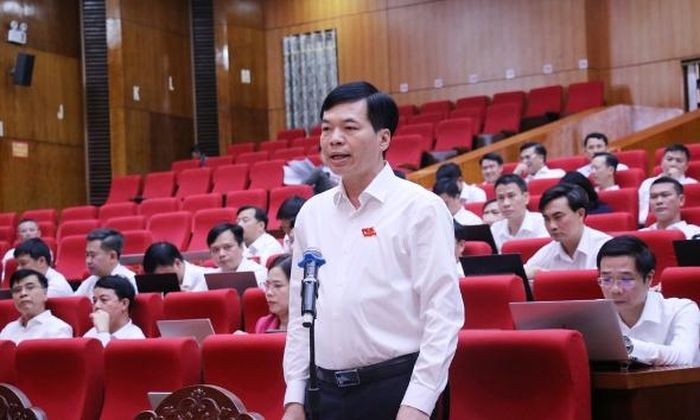  Đại biểu Nguyễn Viết Toàn, Bí thư Đảng ủy, Chủ tịch HĐND xã Tân Yên kiến nghị về đầu tư xây dựng nhà văn hóa thôn, tổ dân phố. 