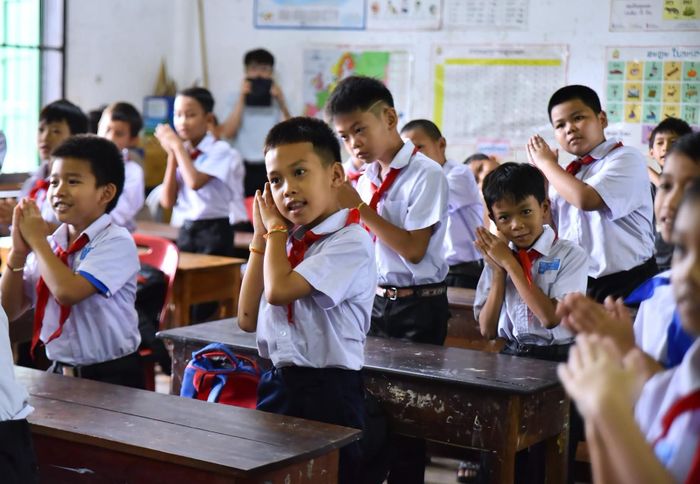 Các em học sinh hào hứng tham gia chương trình cùng các tình nguyện viên. Ảnh: ĐVCC