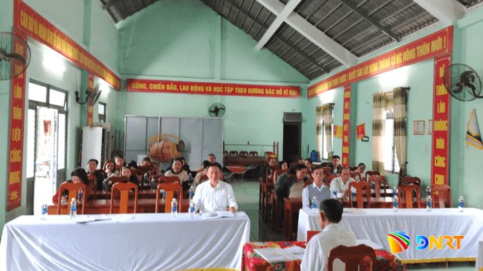 Thường trực Đảng ủy xã Nông Sơn làm việc với Chi bộ thôn Trung Phước 1. Ảnh: THU PHƯƠNG