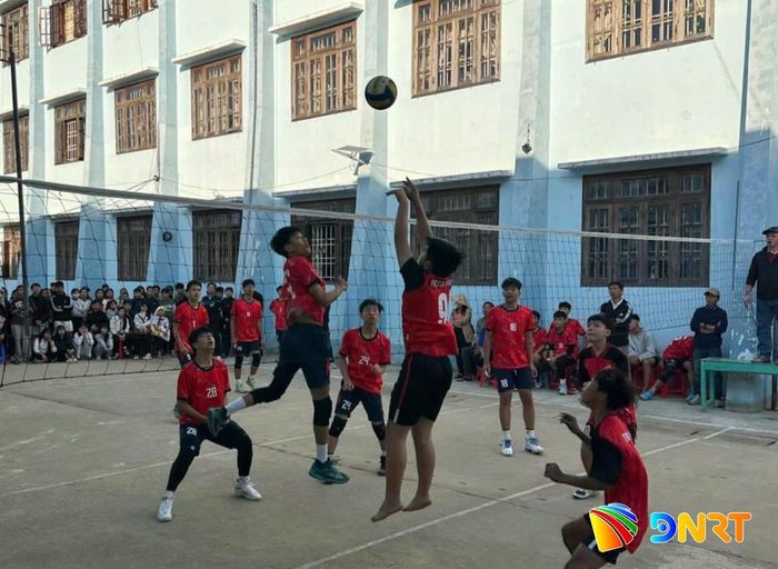 Học sinh tham gia giải bóng chuyền rèn luyện thân thể. Ảnh: HOÀNG LIÊN
