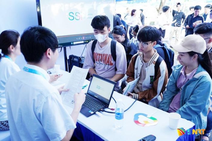 Sinh viên tham gia tuyển dụng tại Ngày hội việc làm năm 2026. Ảnh: THU HÀ