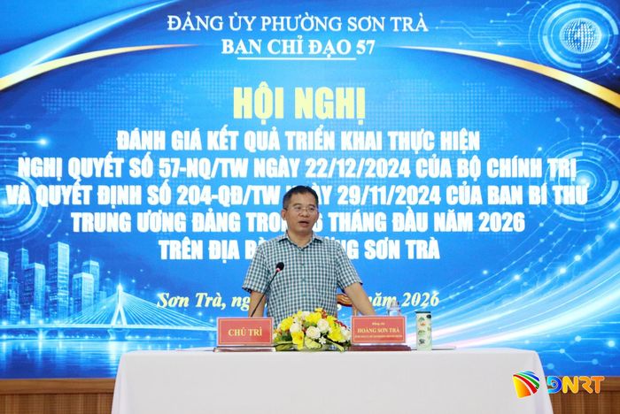 Bí thư Đảng ủy, Chủ tịch HĐND phường Sơn Trà Hoàng Sơn Trà, Trưởng ban Chỉ đạo 57 phường chủ trì hội nghị. Ảnh: TRỌNG HUY
