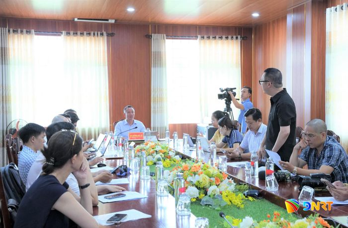 Đại diện các cơ quan báo chí trao đổi tại buổi gặp gỡ. Ảnh: THÀNH CÔNG