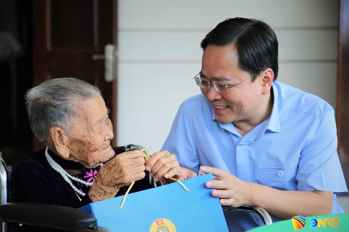 Chủ tịch Tổng Liên đoàn Lao động Việt Nam Nguyễn Anh Tuấn tặng quà tri ân Mẹ Việt Nam anh hùng Nguyễn Thị Lang. Ảnh: ALĂNG NGƯỚC