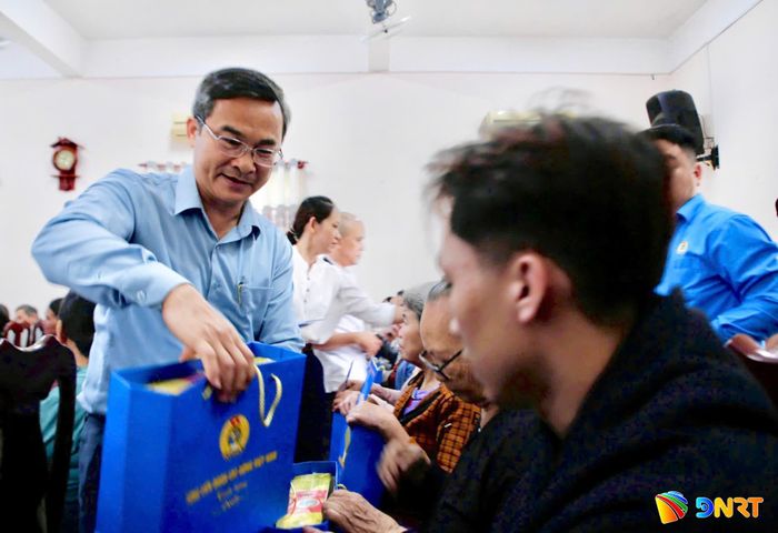 Phó Chủ tịch Ủy ban MTTQ Việt Nam thành phố Đà Nẵng Nguyễn Phi Hùng tặng quà cho các hộ gia đình chính sách xã Chiên Đàn. Ảnh: ALĂNG NGƯỚC
