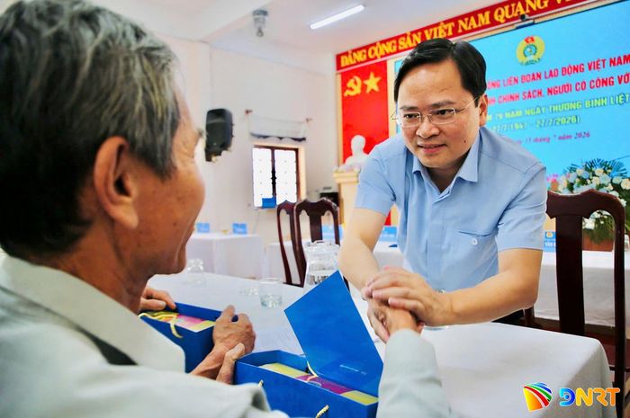 Chủ tịch Tổng Liên đoàn Lao động Việt Nam Nguyễn Anh Tuấn động viên các thương binh, bệnh binh và gia đình chính sách xã Chiên Đàn tại buổi gặp mặt. Ảnh: ALĂNG NGƯỚC