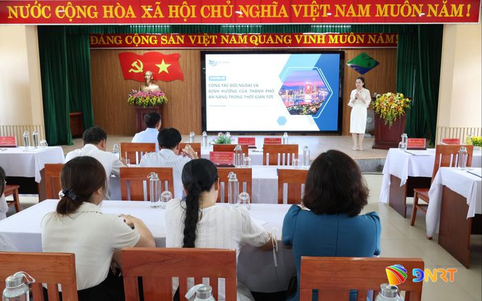 Đại diện Sở Ngoại vụ thành phố cập nhật kiến thức đối ngoại và lễ tân ngoại giao năm 2026. Ảnh: NGỌC HÀ