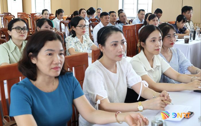 Cán bộ, công chức, viên chức và người lao động phường Sơn Trà tham gia lớp bồi dưỡng kỹ năng đối ngoại. Ảnh: NGỌC HÀ