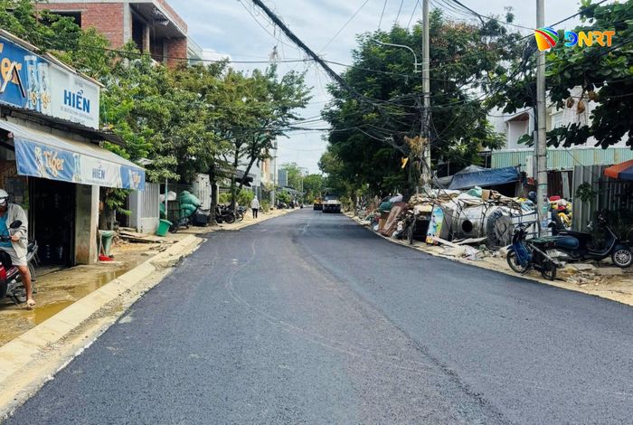 Mặt đường Võ Duy Ninh đã được thảm bê tông nhựa, góp phần hoàn thiện hạ tầng giao thông khu vực. Ảnh: ĐVCC