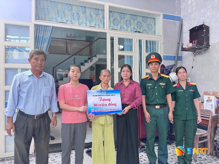 Lãnh đạo UBND phường Cẩm Lệ trao hỗ trợ kinh phí xóa nhà tạm, nhà dột nát cho hộ khó khăn. Ảnh: Ban Chỉ huy Quân sự phường Cẩm Lệ