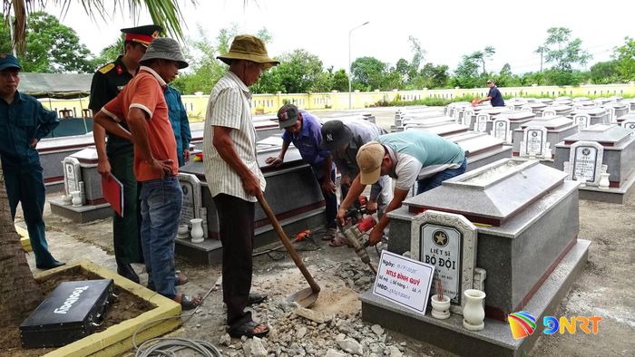 Xã Thăng Bình khai quật lấy mẫu hài cốt giám định AND xác định danh tính liệt sĩ. Ảnh: N.Q
