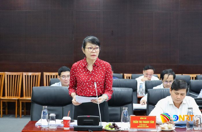 Bí thư Đảng ủy, Giám đốc Sở Tài chính Trần Thị Thanh Tâm báo cáo tại buổi làm việc. Ảnh: NGỌC PHÚ