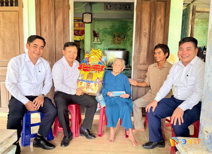 Trưởng ban Tổ chức Thành ủy Đoàn Duy Tân (thứ 2, từ trái sang) cùng lãnh đạo xã Duy Nghĩa thăm, tặng quà Mẹ Việt Nam anh hùng Phan Thị Đoàn. Ảnh: TUYẾT MAI