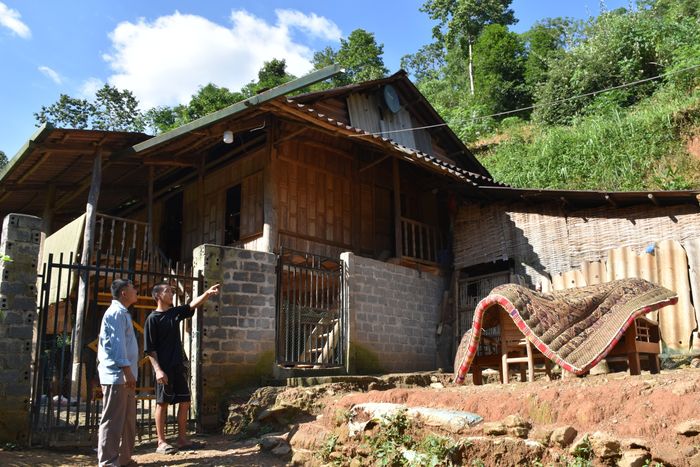 Cán bộ xã Mường Lạn khảo sát khu vực bị sạt lở tại bản Lịch Tở.