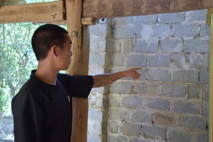 Ngôi nhà của gia đình anh Lò Văn Hoa, bản Lịch Tở, xã Mường Lạn bị nứt tường sau trận mưa lớn đầu tháng 7 vừa qua.