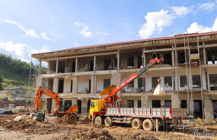 Các dự án trường liên cấp đồng loạt thi công cần khối lượng vật liệu xây dựng lớn.