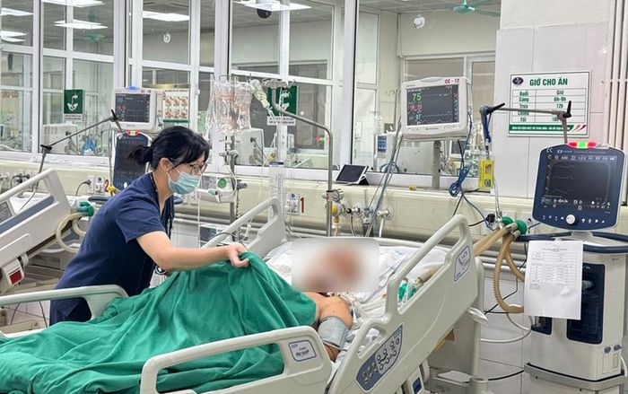 Các y, bác sĩ thăm khám cho bệnh nhân.