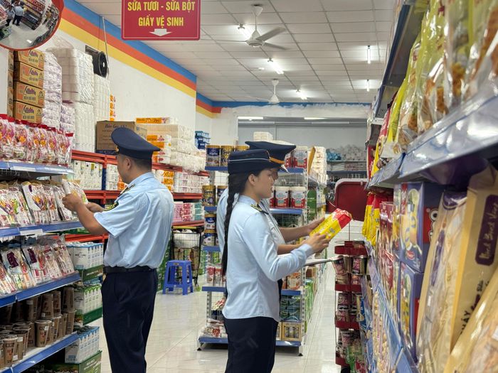 Lực lượng quản lý thị trường kiểm soát hàng hóa tại phường Điện Biên Phủ.