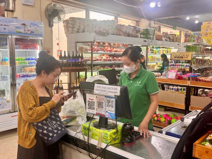Người dân mua sắm tại Siêu thị Tâm Đỏ.