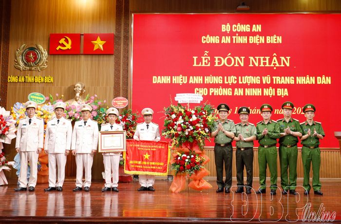 Ban Giám đốc Công an tỉnh chúc mừng Phòng An ninh nội địa. 
