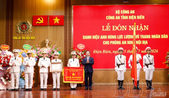 Bí thư Tỉnh ủy Trần Tiến Dũng trao Danh hiệu Anh hùng lực lượng vũ trang nhân dân cho Phòng An ninh nội địa, Công an tỉnh. 