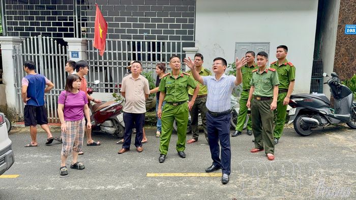 Lãnh đạo UBND xã Na Sang trực tiếp kiểm tra hiện trường, chỉ đạo triển khai các biện pháp ứng phó và di dời các hộ dân khỏi khu vực có nguy cơ sạt lở tại Tổ dân phố 2.