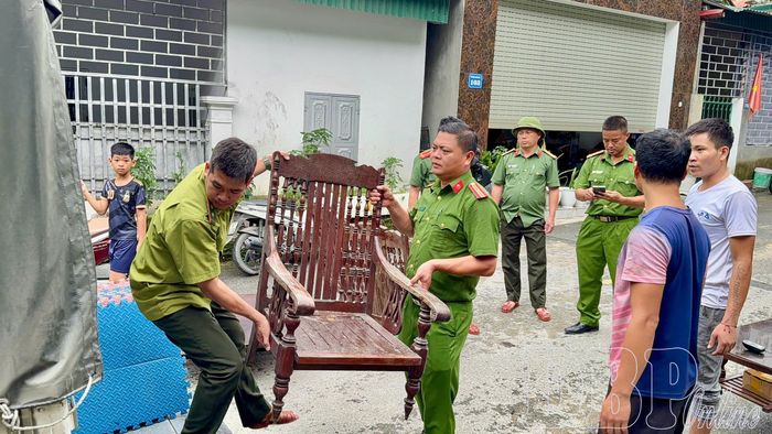 Các lực lượng chức năng xã Na Sang khẩn trương hỗ trợ các hộ dân sơ tán khỏi khu vực có nguy cơ sạt lở.