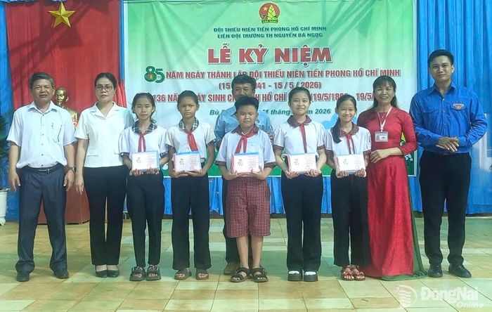 Xã Bù Đăng đẩy mạnh chăm lo cho học sinh có hoàn cảnh khó khăn đến trường. Ảnh: Hoàng Thành