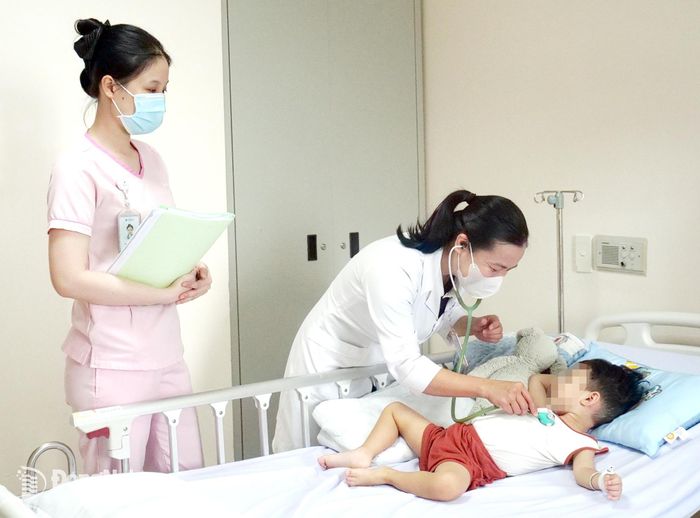 Bác sĩ Bệnh viện Hoàn Mỹ Đồng Nai khám sức khỏe cho bệnh nhi. Ảnh: Hạnh Dung
