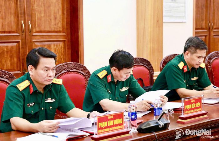 Đại tá Phạm Văn Vương, Phó cục trưởng Cục Tuyên huấn, Tổng cục Chính trị, trưởng đoàn công tác và các đại biểu dự hội nghị.