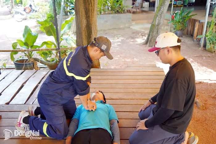 Cán bộ chiến sĩ Đội chữa cháy và CNCH khu vực 6 trực tiếp hướng dẫn sơ cứu cho các hộ kinh doanh xung quanh khu vực lòng hồ Trị An