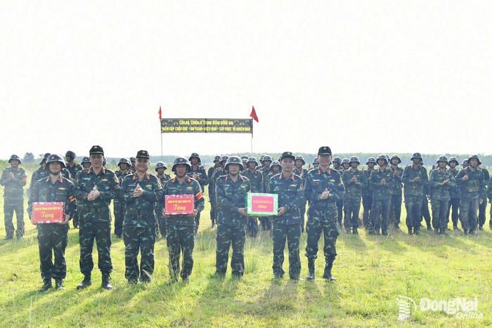 Đại tá Nguyễn Bá Phú, Phó Chỉ huy trưởng Bộ Chỉ huy Quân sự thành phố tặng quà, động viên các lực lượng diễn tập. Ảnh: Minh Tiến