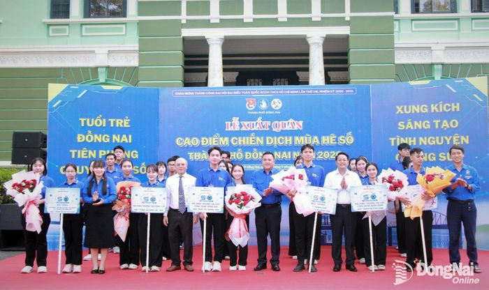 Các đại biểu tặng hoa cho các đội hình tại lễ xuất quân. Ảnh: Nga Sơn
