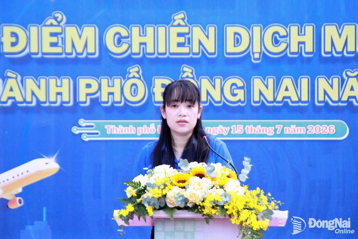 Phó Bí thư Thành đoàn, Chủ tịch Hội Sinh viên, Chủ tịch Hội đồng Đội thành phố Nguyễn Trần Phương Hà phát biểu tại lễ xuất quân. Ảnh: Nga Sơn