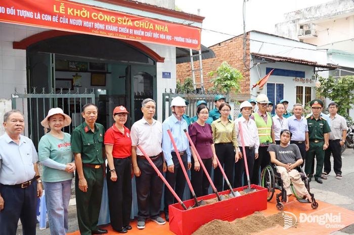 Các đại biểu thực hiện nghi thức khởi công sửa chữa nhà cho anh Nguyễn Vũ Sơn. Ảnh: Thùy Anh