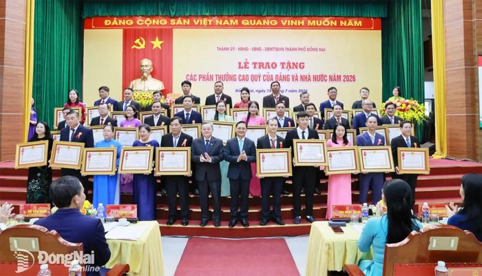 Các đồng chí lãnh đạo thành phố chúc mừng các cá nhân được tặng thưởng Huân chương Lao động hạng Ba. Ảnh: Công Nghĩa