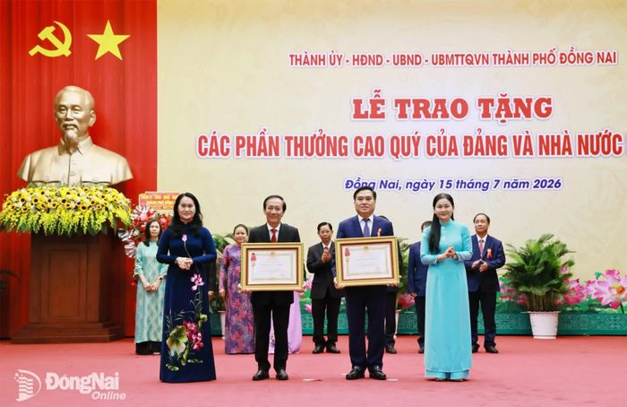 Các đồng chí lãnh đạo thành phố trao Huân chương Lao động hạng Nhì cho các cá nhân. Ảnh: Công Nghĩa